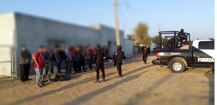 Caen ‘polleros’ con 32 migrantes en NL Caen ‘polleros’ con 32 migrantes en NL
