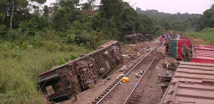 Mueren 50 personas al descarrilar tren en el Congo Mueren 50 personas al descarrilar tren en el Congo