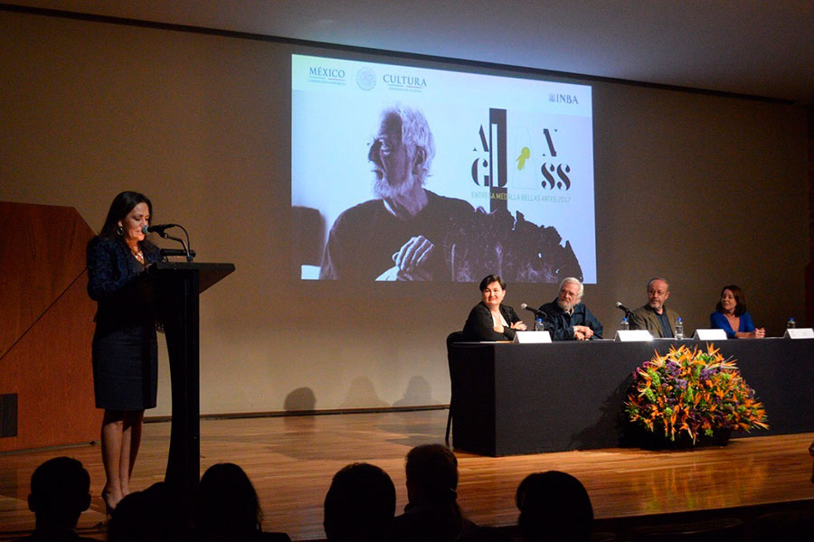 El arte excepcional de Alan Glass fue galardonado con  la Medalla Bellas Artes