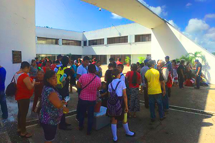 Secretaría de Educación estatal provoca plantón de maestros y alumnos en Chetumal