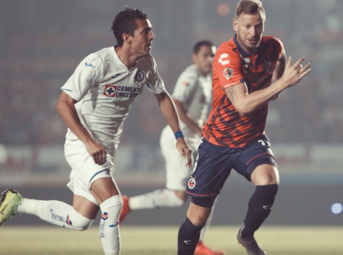 Empate salva la cabeza de Caixhina