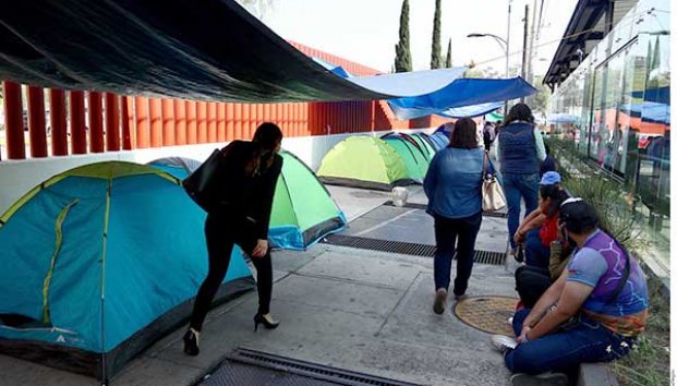 Quita CNTE plantón; amaga con más protestas