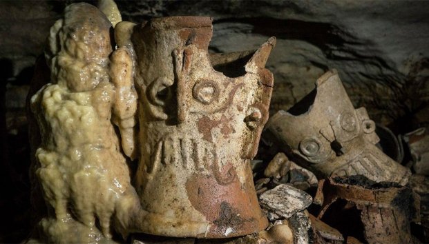 Hallan cueva con 200 objetos en honor a Tláloc en Chichén Itzá