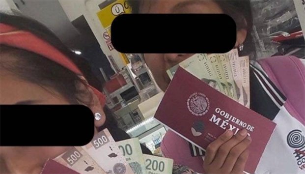 Estudiantes presumen entrega de beca Benito Juárez