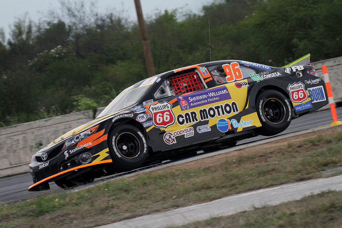 Impide choque a “Che” Fernández terminar carrera inaugural en Monterrey