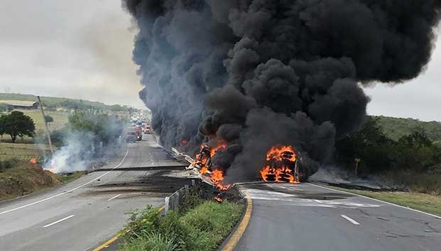 Cierre total por explosión de pipa en Carretera Nacional