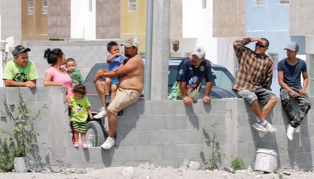 Arriesgan su vida por una caguama