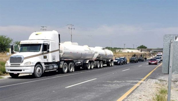 Cae en la Mty-Sal trailero con 50 mil litros de huachicol