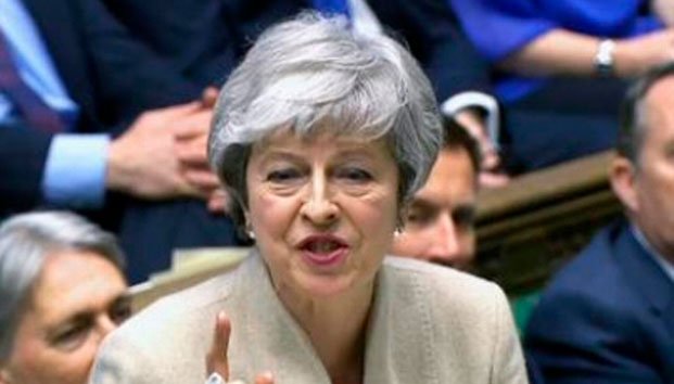 Parlamento ordena a May buscar prórroga para el Brexit