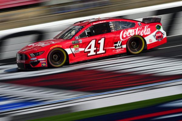 Con penalización de por medio, Suárez concluye 18º en el Charlotte Motor Speedway