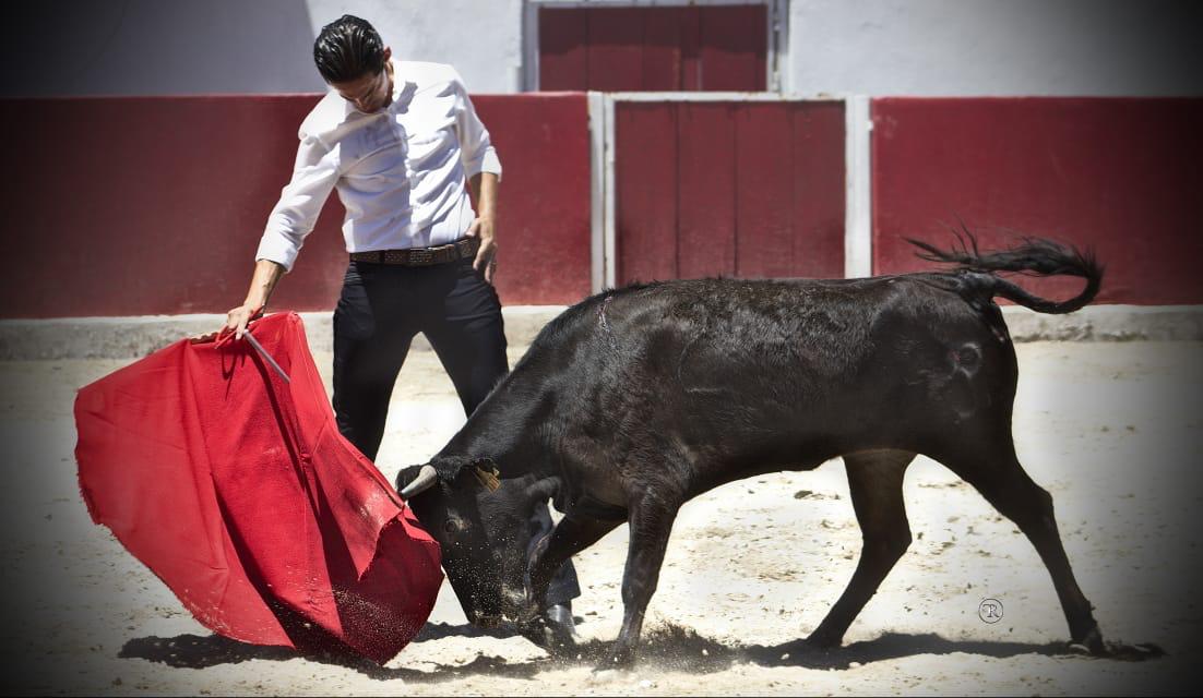 Diego Silveti recibió premio como triunfador de Autlán de la Grana