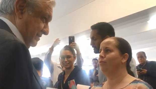 No más fotos, queremos becas: reclaman a AMLO por Conacyt