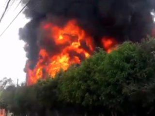 Arde vulcanizadora en Ecatepec