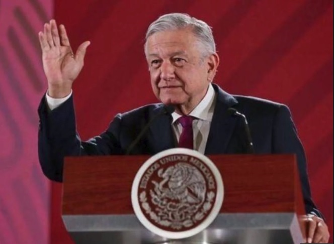 AMLO, registra un incidente en el avión donde venía