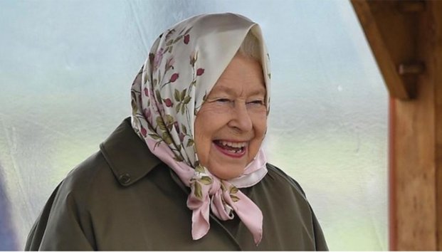 La reina Isabel II ofrece súper sueldo a quien le lleve sus redes sociales