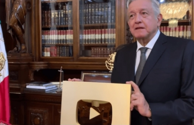 AMLO recibe botón de oro por sumar más de un millón de suscriptores en Youtube