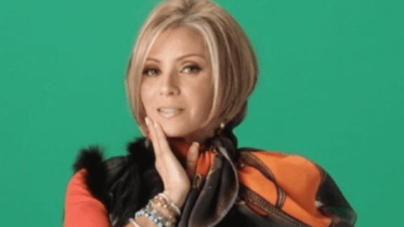 Daniela Castro con papel en mano demuestra su inocencia