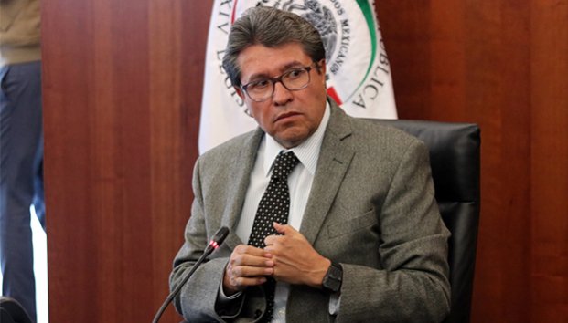 Monreal acusa a Urzúa de actuar de manera arrogante