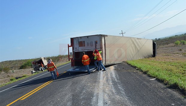 Vuelca tráiler con libros; no se registra rapiña