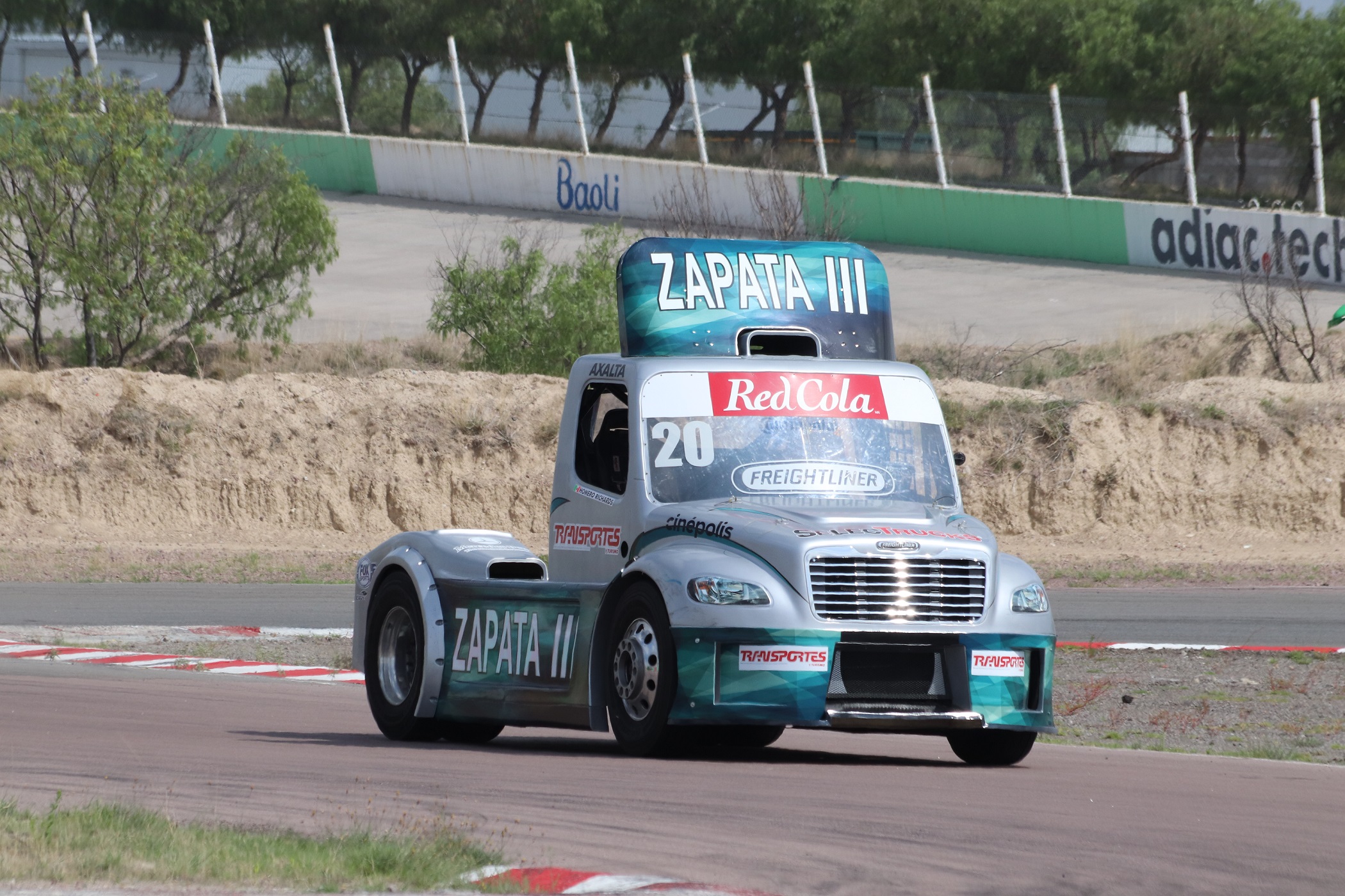 HOMERO RICHARDS SALE PRIMERO EN LOS FREIGHTLINER