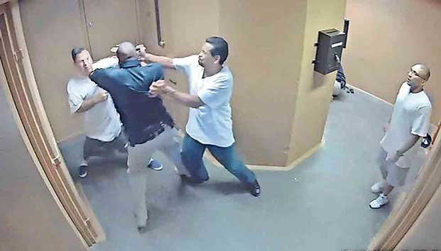 Atacan reos a celadores en prisión de Las Cruces