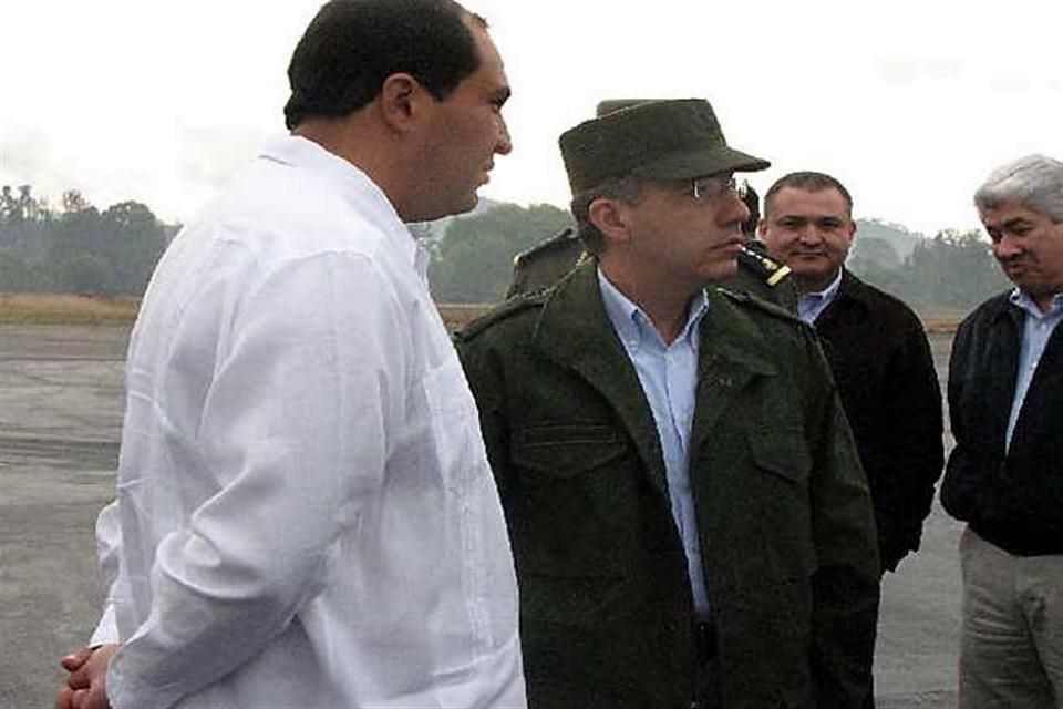 Critica AMLO a Calderón por vestimenta militar