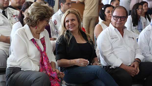 Entrega Marcela Gorgón sillas-cama a hospitales generales de Coahuila