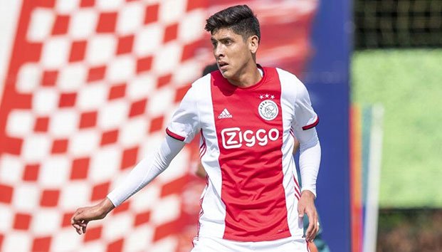 Edson Álvarez debuta con Ajax… ¡y comete penal!