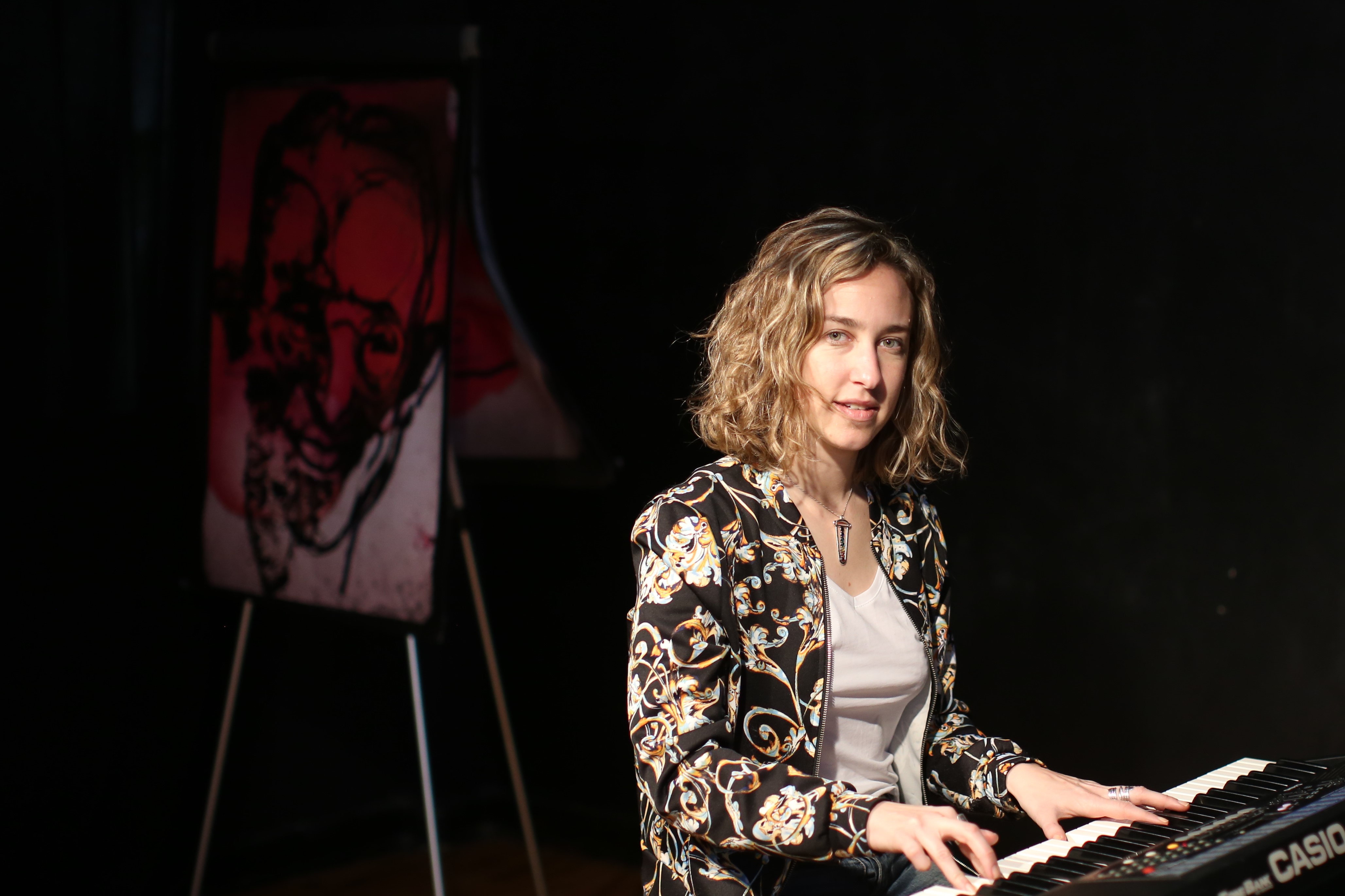 Artista argentina presenta musical científico