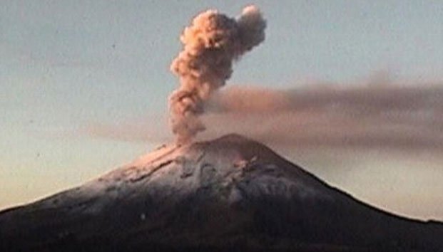 Emite Popocatépetl columna de ceniza de 2.5 kilómetros