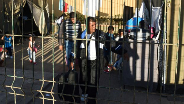 Diez migrantes se fugan de centro de retención atando sábanas