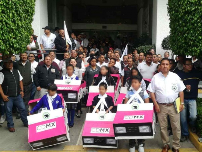 Choferes demandan ser incluidos en app #MiTaxi