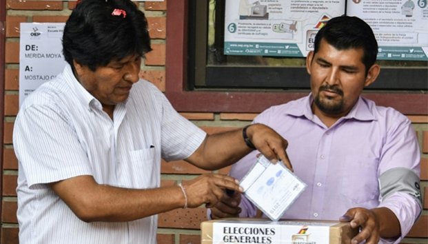 Evo Morales emite su voto; busca su cuarto mandato