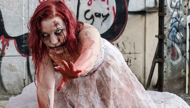 Joven maquillada de zombie causa confusión en hospital