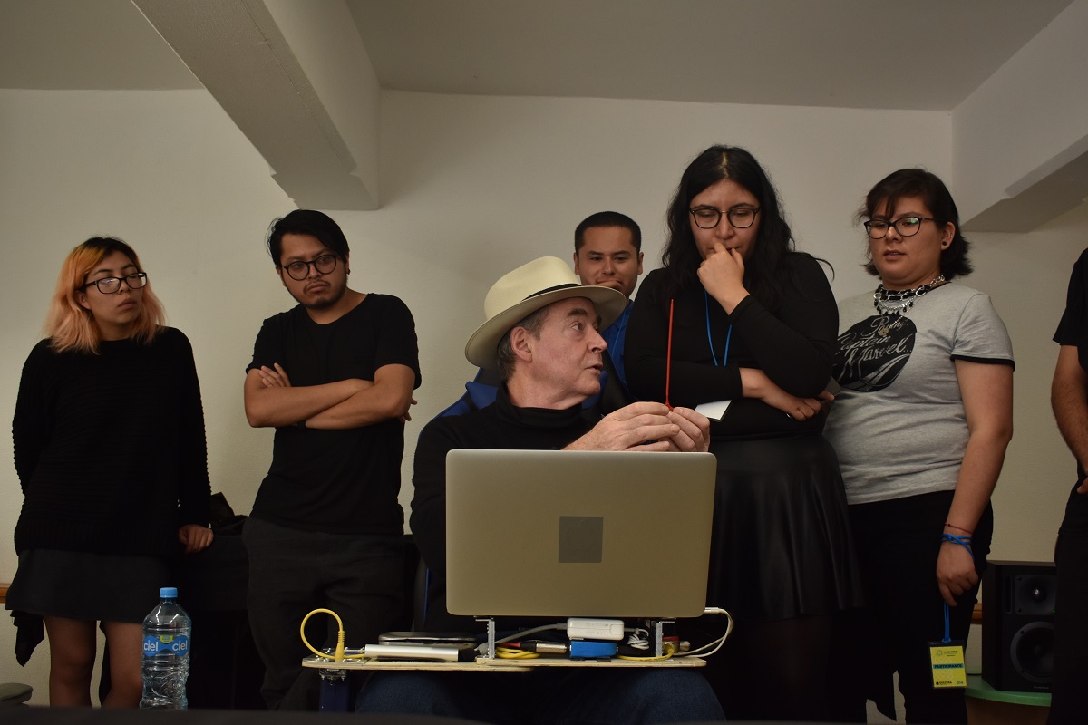 Imparte el músico Wade Matthews cátedra de improvisación en La Colmena