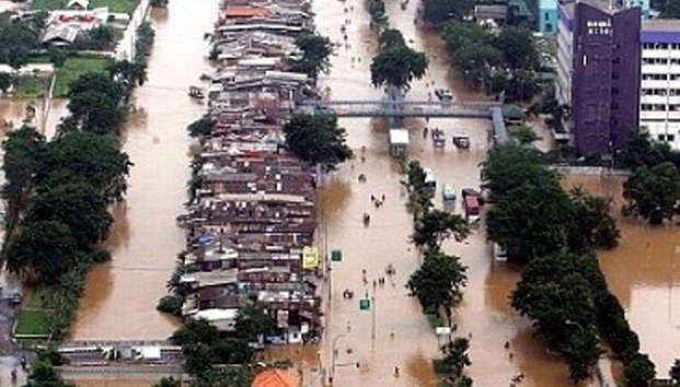 Nueve muertos y miles de evacuados en Yakarta por severas inundaciones