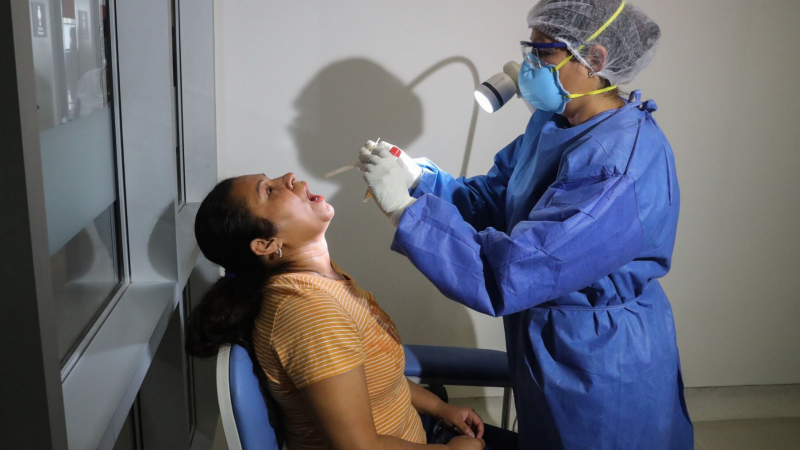 Suben contagios y reducen pruebas en México