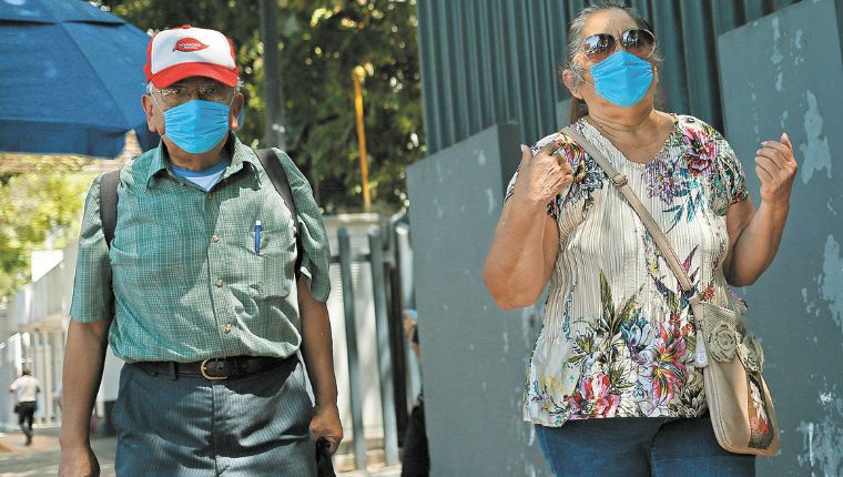 Estudio explica por qué el impacto de Covid entre ancianos y hombres es mayor