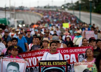 AMLO ordena investigar a jefes de la Marina por caso Ayotzinapa; padres le reclaman falta de avances