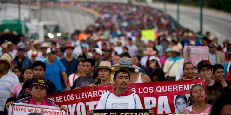 AMLO ordena investigar a jefes de la Marina por caso Ayotzinapa; padres le reclaman falta de avances