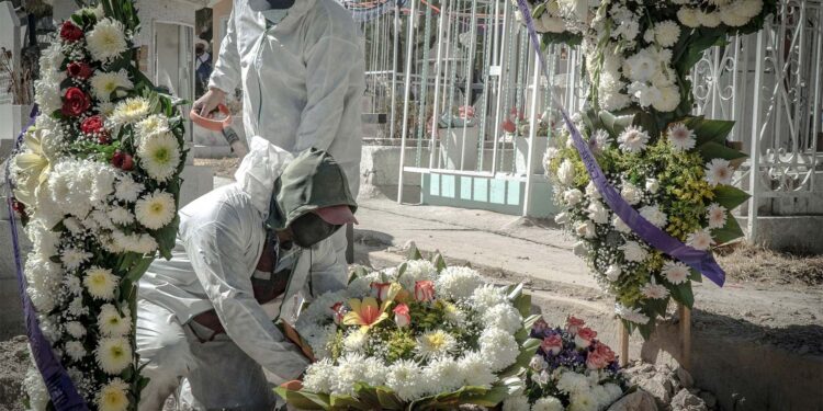 Muertes por Covid-19 incrementan 40% en el mundo 