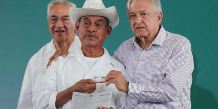 AMLO pide a campesinos mayor producción ante inflación, pero llevan 3 años sin apoyos