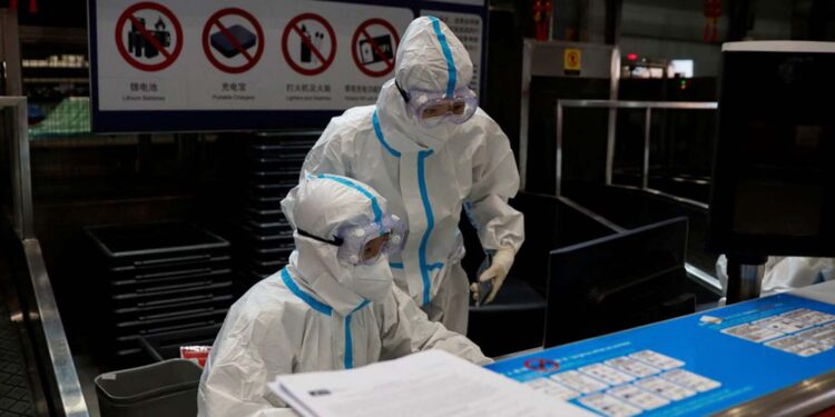 China envía militares y médicos a Shanghái para hacer pruebas de Covid-19 a sus 26 millones de habitantes