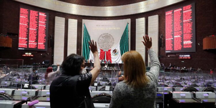 Diputados de Morena aprueban sin la oposición la Ley Minera