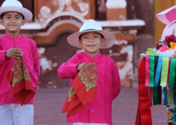 Color, música, canto, baile, y más, mucho más