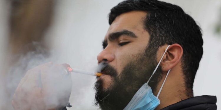 El hábito de fumar bajó un 13% en el mundo al comienzo de la pandemia