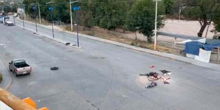 Grupo armado toma fábrica de cementos La Cruz Azul; reportan siete muertos