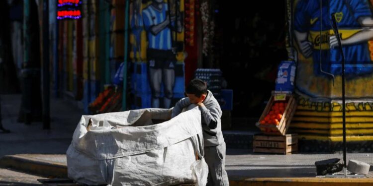 Más de 860 millones de personas vivirán este año en pobreza extrema, alerta la Oxfam