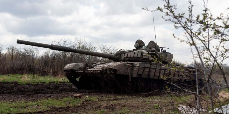 Polonia entrega más de 200 tanques de fabricación soviética a Ucrania