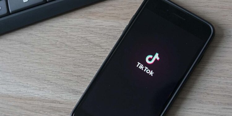 Los ingresos publicitarios de TikTok superarán a Twitter y Snapchat en 2022: informe